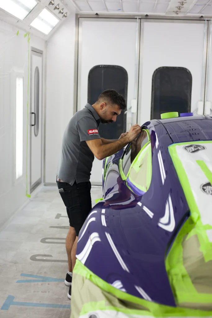 Lackierer bei der Arbeit
